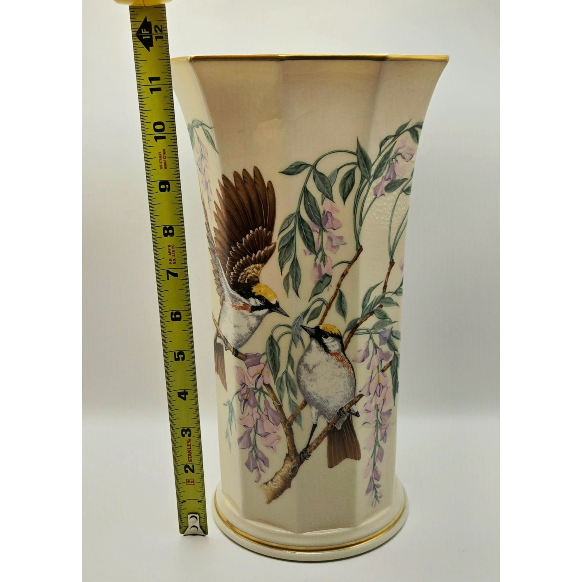 The Jefferson Vase By Lenox Presidential Garden Collection Bird & Wisteria Art, with Certs