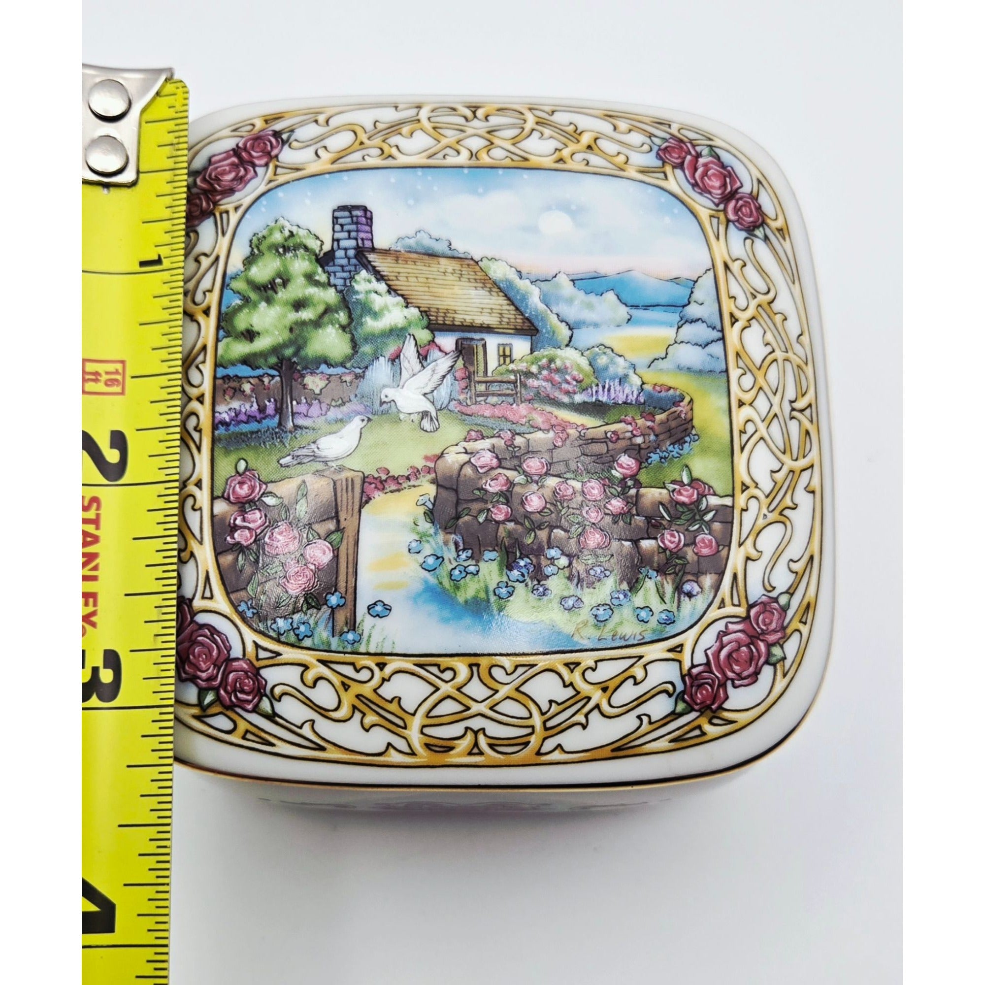 Serenades Star Dust Porcelain Music Box By Heritage House 1993 Cottage & Doves Design Limited Edition