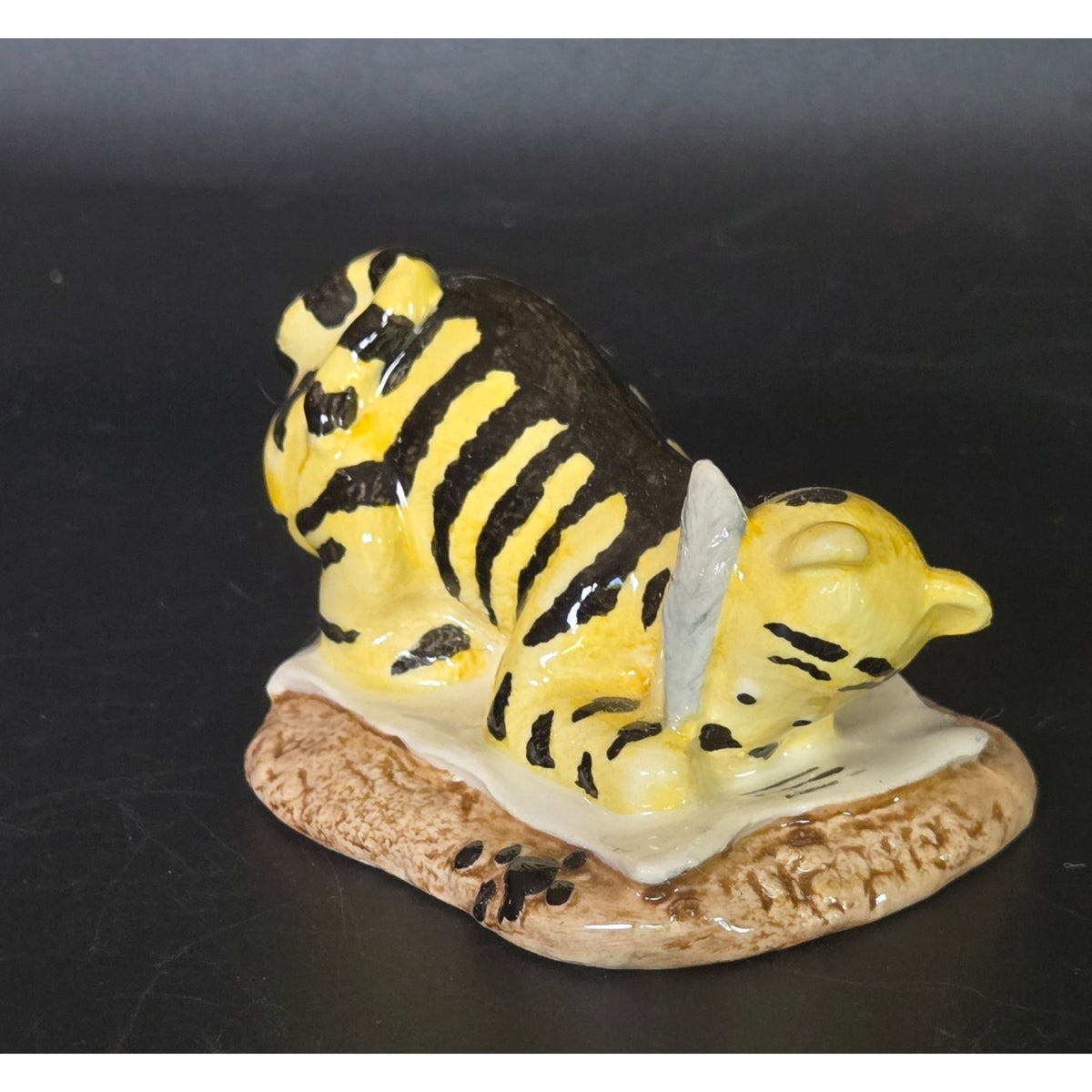 Royal Doulton Winnie The Pooh Tigger Signs The Rissolution Figurine 70th Anniversary