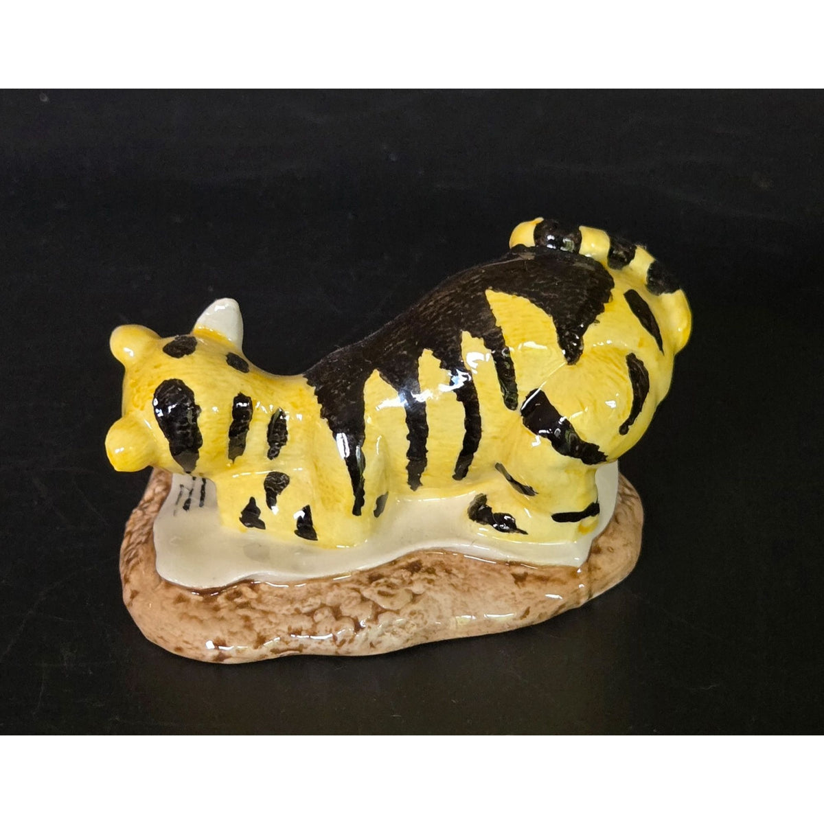 Royal Doulton Winnie The Pooh Tigger Signs The Rissolution Figurine 70th Anniversary