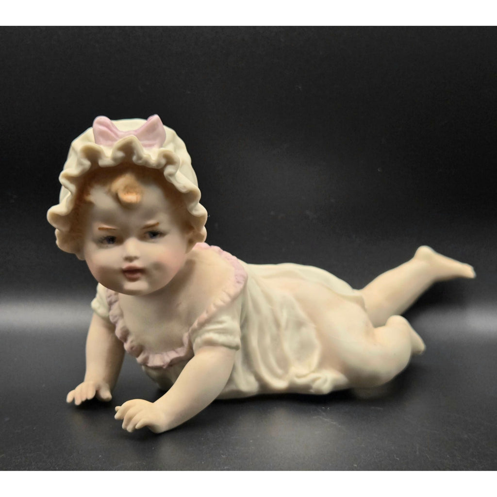 Vintage Porcelain Baby figurine Piano Baby, excellent condition 7"
