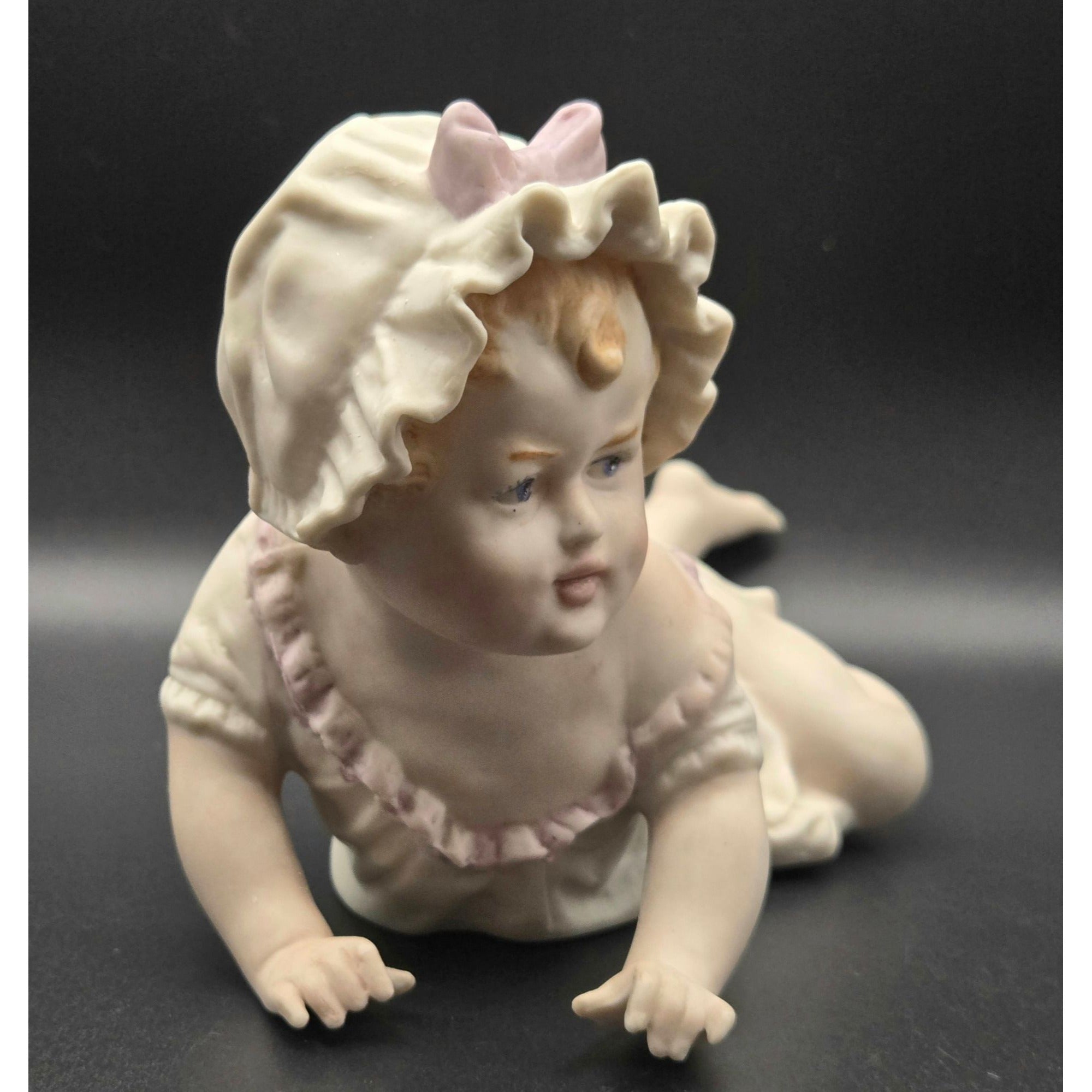 Vintage Porcelain Baby figurine Piano Baby, excellent condition 7"