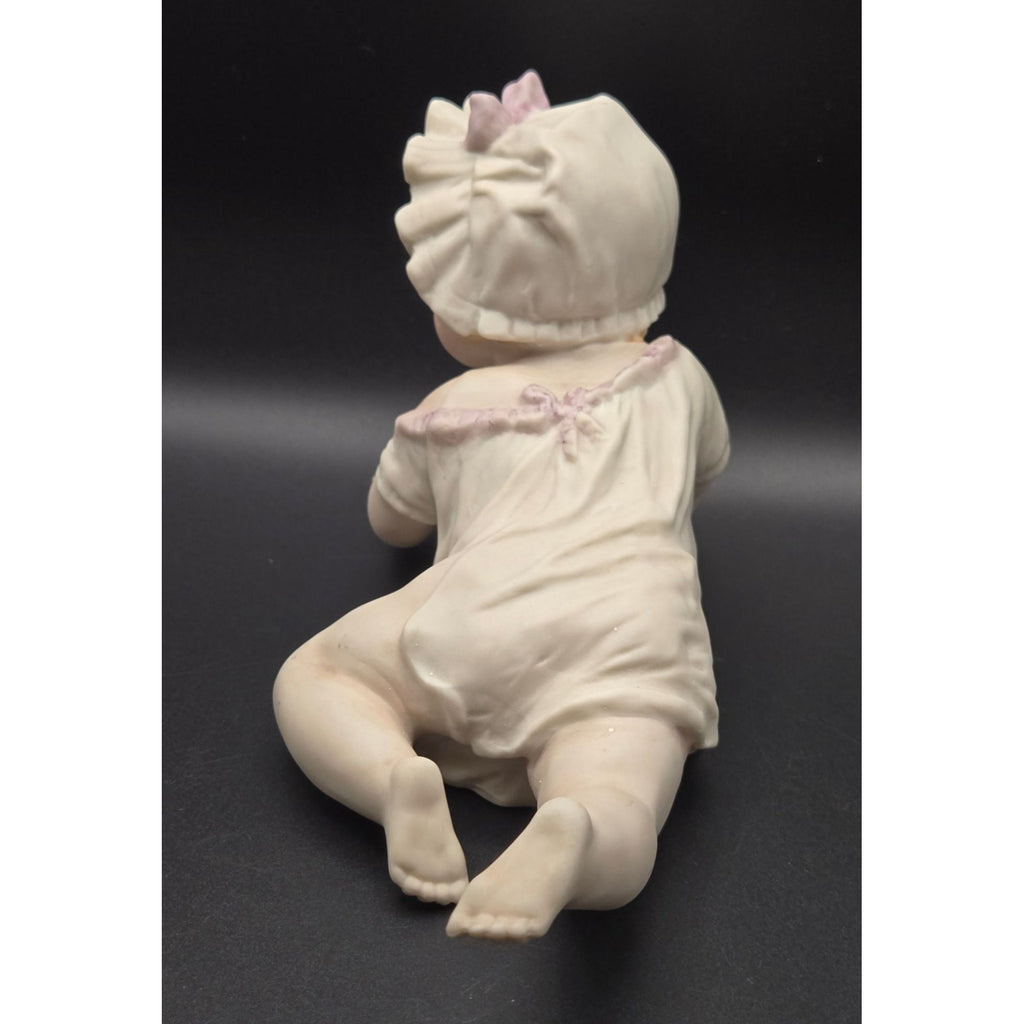 Vintage Porcelain Baby figurine Piano Baby, excellent condition 7"