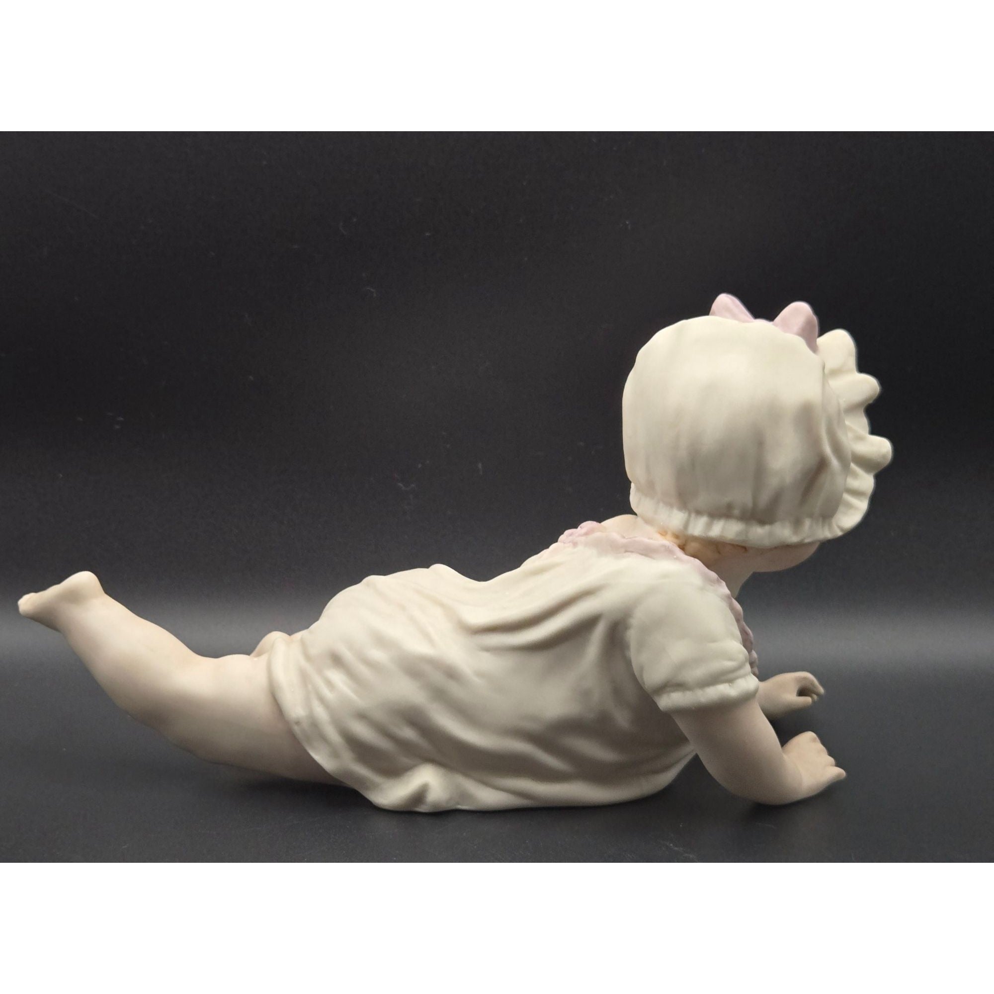 Vintage Porcelain Baby figurine Piano Baby, excellent condition 7"