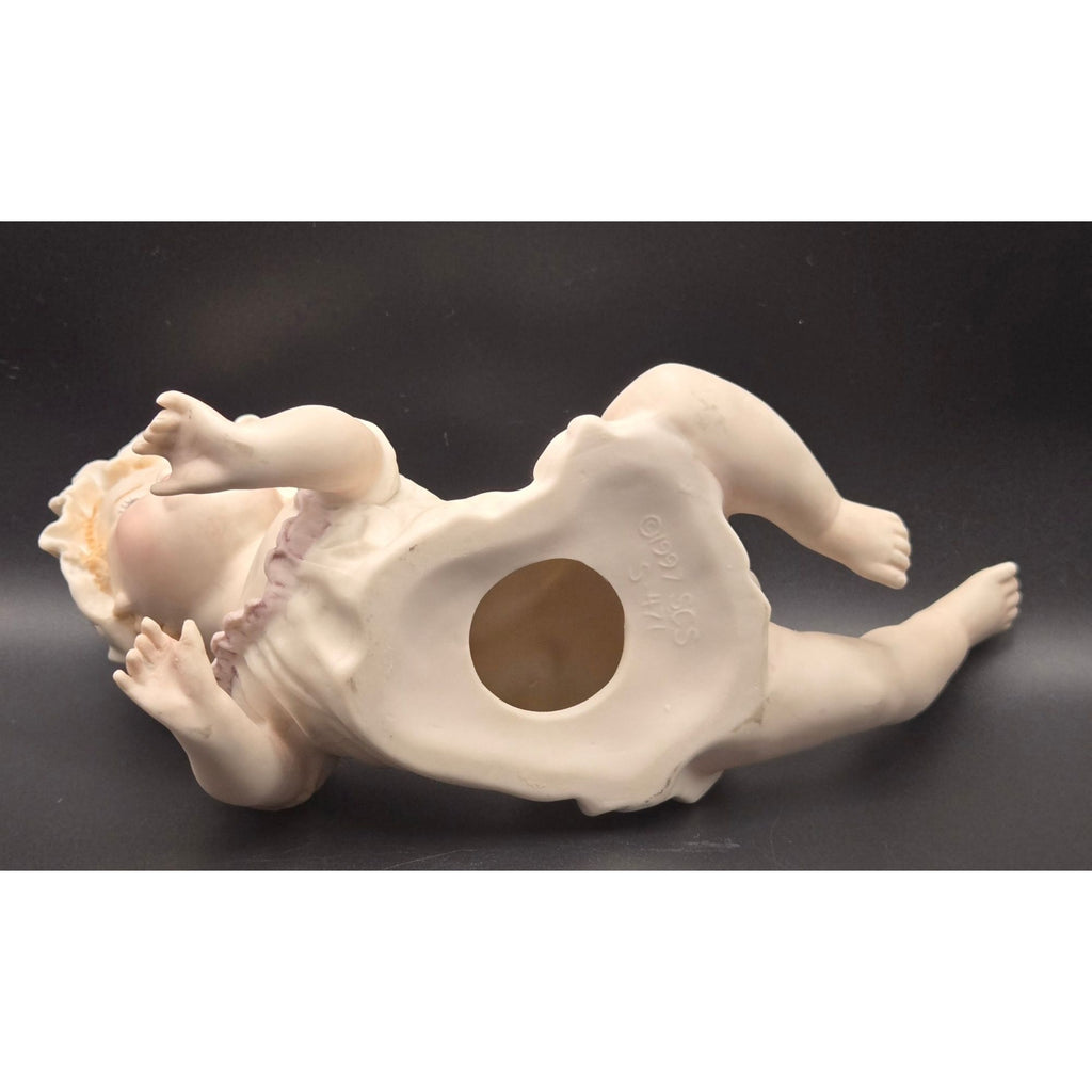 Vintage Porcelain Baby figurine Piano Baby, excellent condition 7"