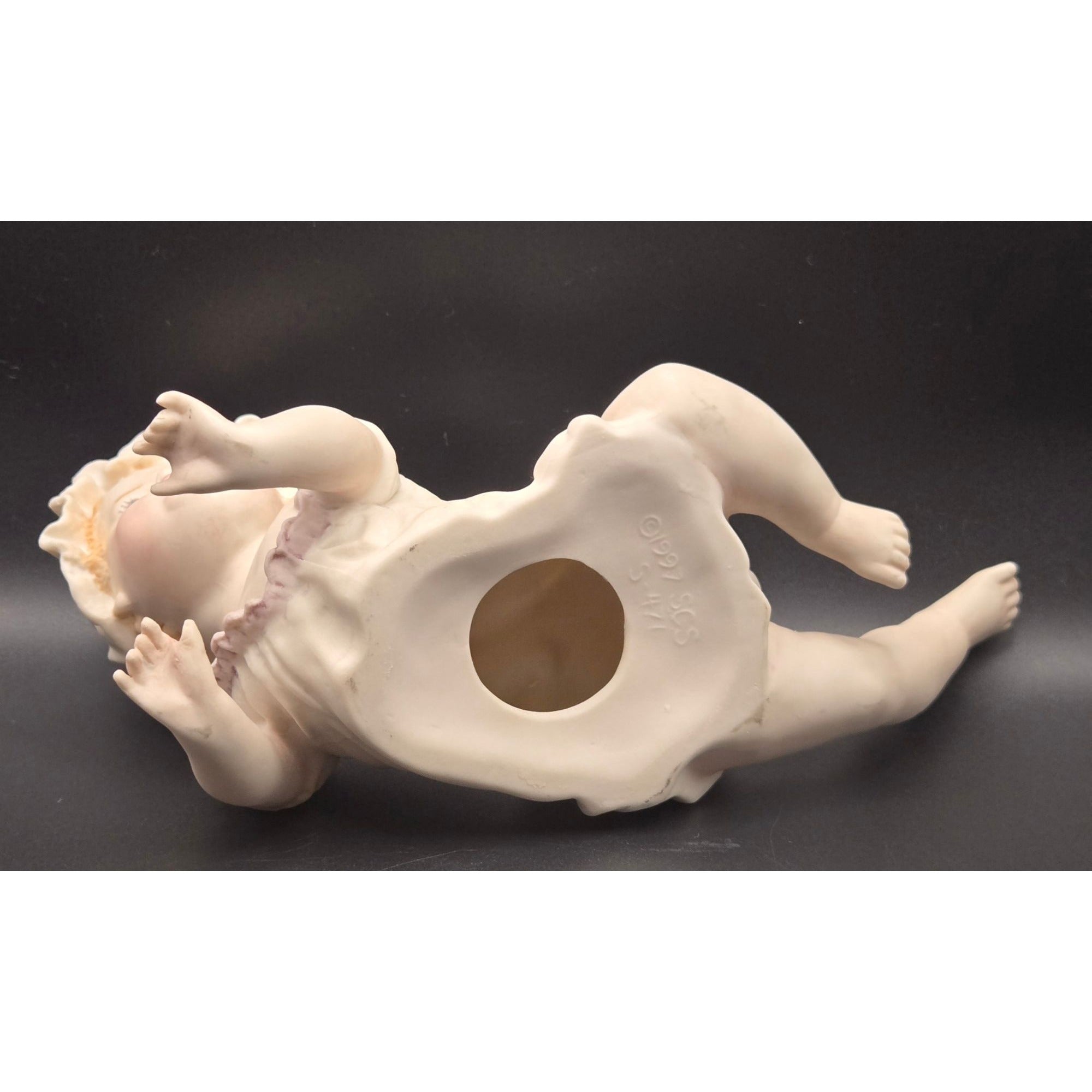Vintage Porcelain Baby figurine Piano Baby, excellent condition 7"