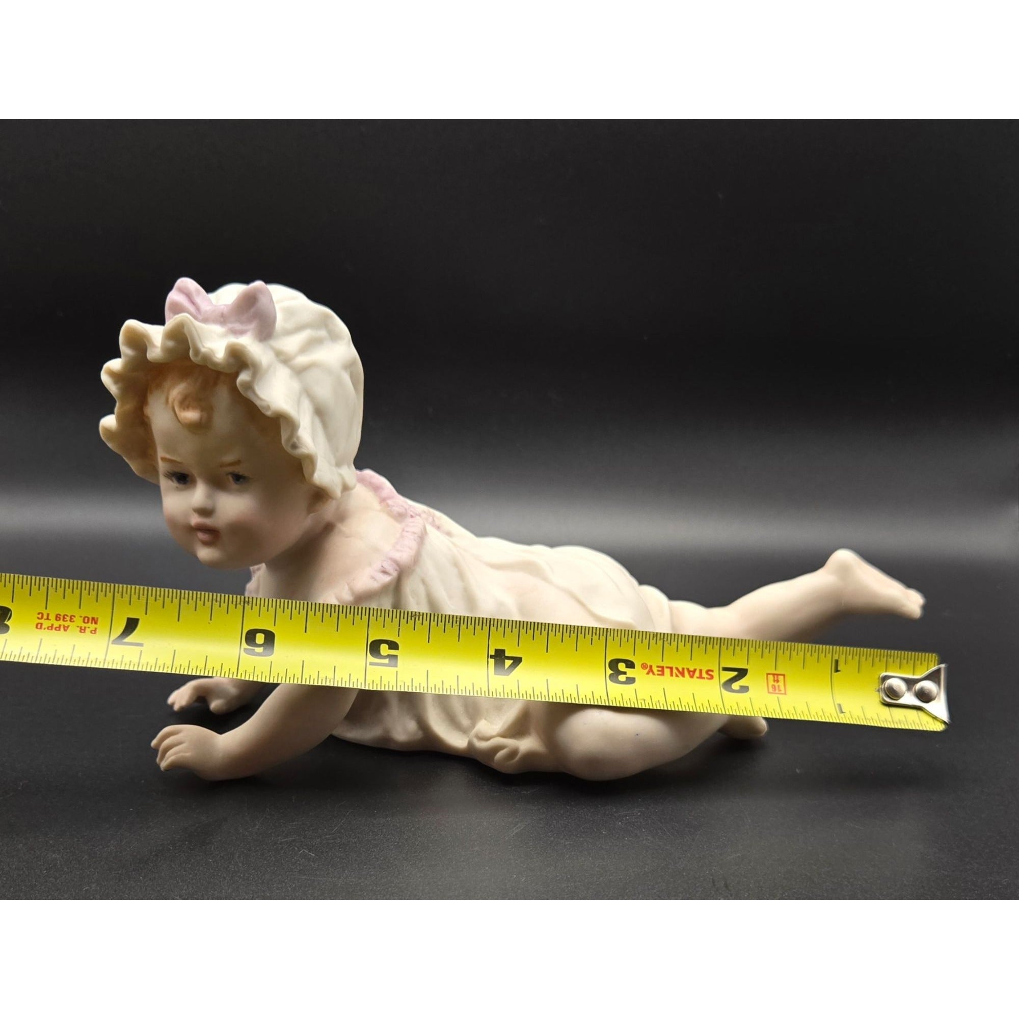 Vintage Porcelain Baby figurine Piano Baby, excellent condition 7"
