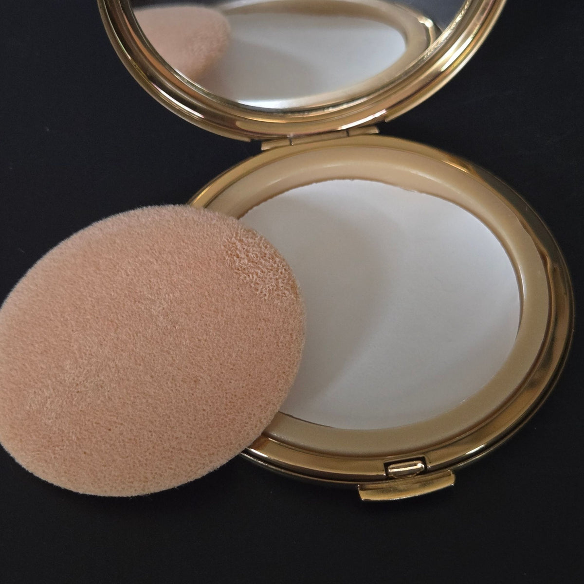 Vintage MCM Gold Tone Stratton Cosmetic Compact in Great Cond. Concentric Designs w/ Puff